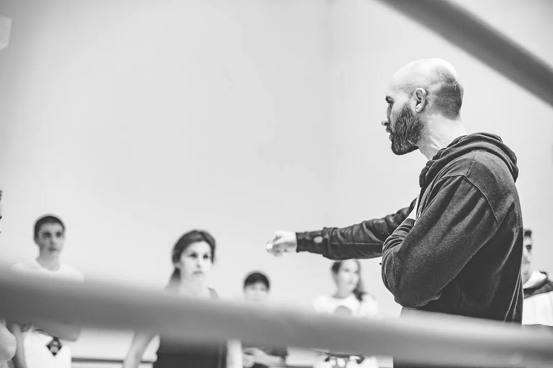 Pedro Alves a orientar um treino no ringue